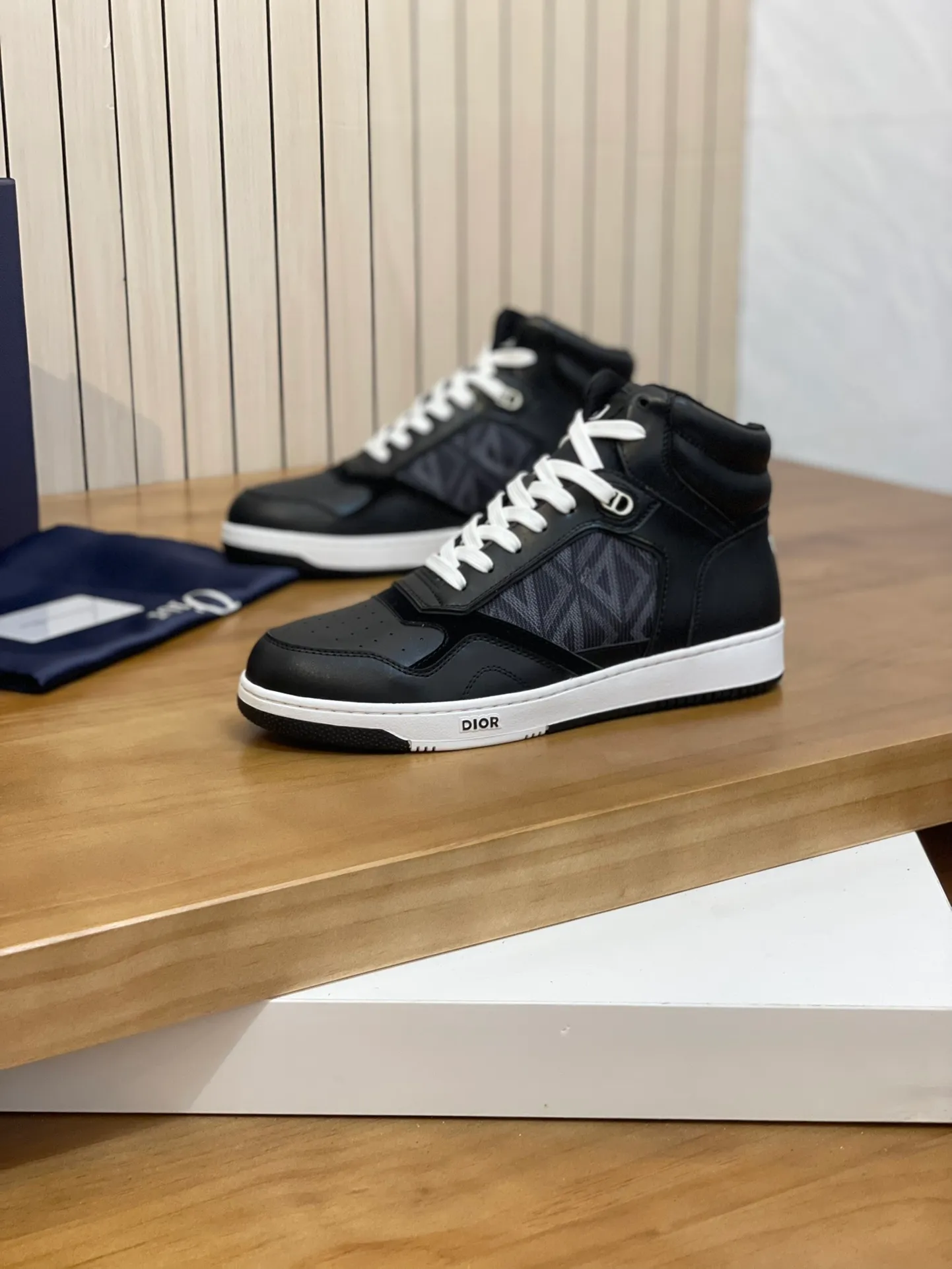 Men's shoes: 💰P460¥ Product trademark: Dior* "Dior*" high-top casual shoes Regular size: 38-44 (can be customized to 45.46) Product materials: Upper imported cowhide stitched with original fabric, breathable lining, original outsole. Number: 1006